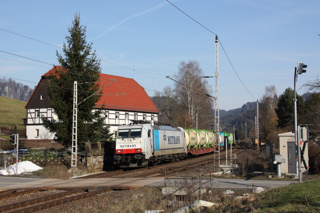 Railpool 186 240 im Dienst von Metrans mit einem Containerzug auf dem Weg nach Tschechien am B Strand. Fotografiert am 06.03.2013. 