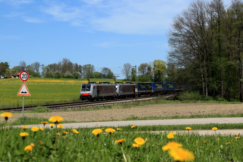 Railpool 186 281 zieht mit einer weiteren 186 einen LKW Walter KLV am 28.04.12 bei Vogl zum Brenner.