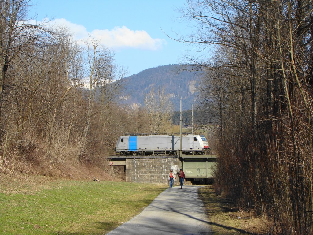 Railpool 186-er,auf Wanderweg,bei Kirchbichl.23.03.2010