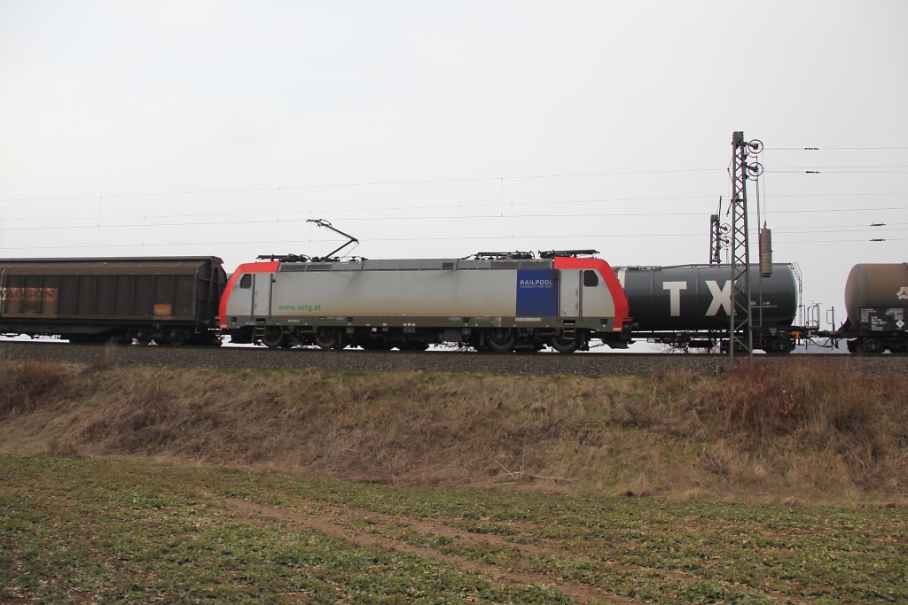 Railpool 482 042-9 fr SETG und H-Wagen-Zug in Fahrtrichtung Sden bei Zugbegegnung mit einem nach Norden fahrenden Kesselwagenzug. Aufgenommen am 30.03.2013 zwischen Bad Sooden-Allendorf und Albungen.