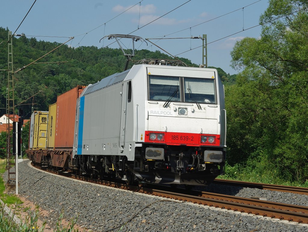 Railpool gibt's auch in wei: 185 639-2 mit Containerzug in Richtung Sden bei Mecklar. Aufgenommen am 07.07.2010.