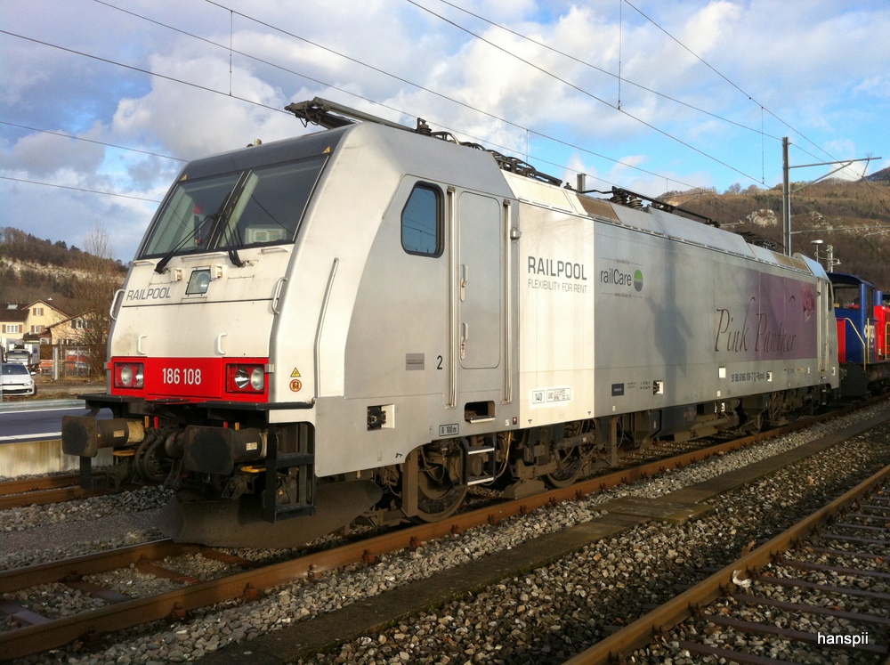RAILPOOL - Lok 186 108-7 (Pink Panther) abgestellt im Bahnhof Oensingen am 30.12.2012