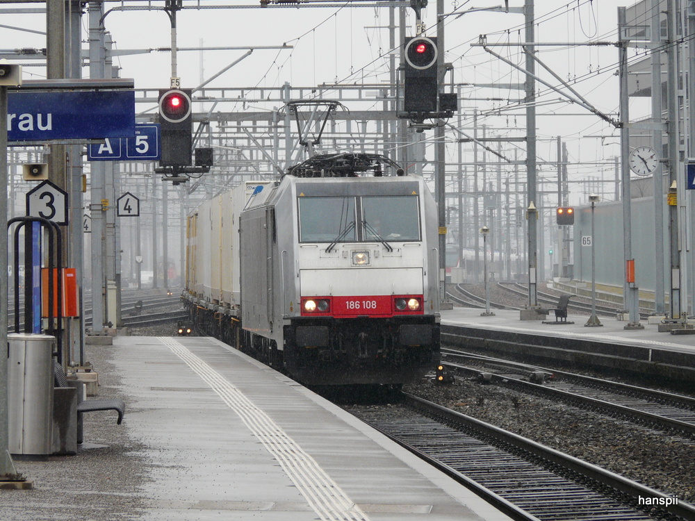 Railpool - Lok 186 108-7 mit Postgterzug bei der durchfahrt im Bahnhof Aarau am 25.03.2013