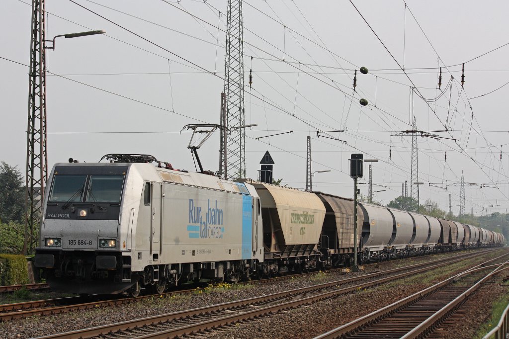 Railpool/RTB 185 684 verlsst am 2.5.12 nach knapp 3 Stunden Wartezeit mit einem Getreidezug nach Emmerich Ratingen-Lintorf.