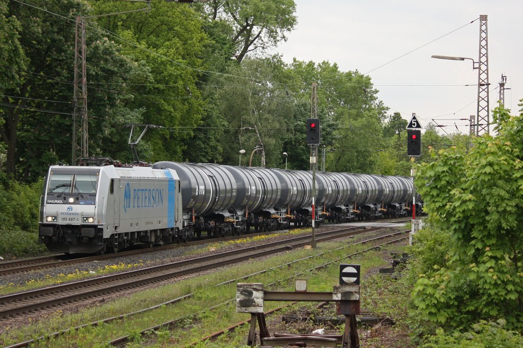 Railpool/RTB 185 687 (ex Peterson) am 18.5.12 mit einem Kesselzug bei der Durchahrt durch Ratingen-Lintorf.