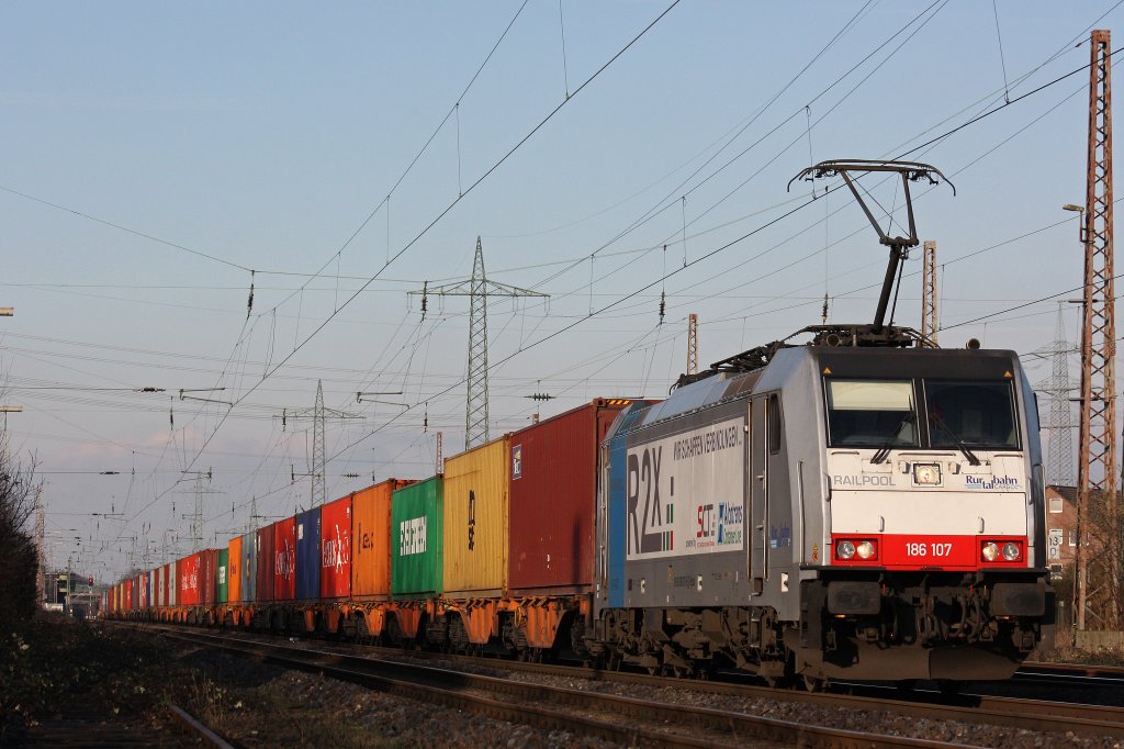 Railpool/RTB 186 107 am 12.1.13 mit einem Containerzug in Ratingen-Lintorf.