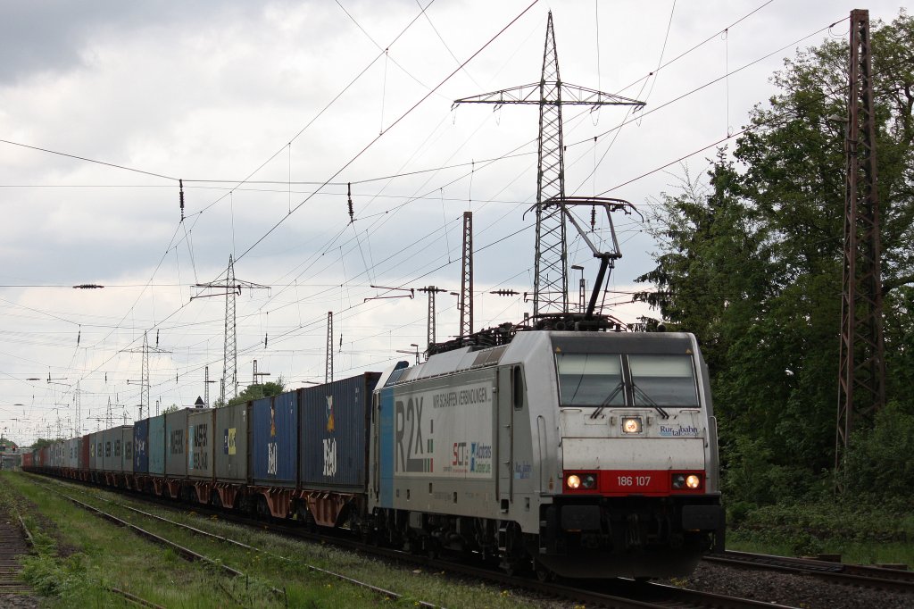 Railpool/RTB 186 107  R2X  am 12.5.12 mit einem ca 14 Stunden verspteten Containerzug nach Stuttgart bei der Durchfahrt durch Ratingen-Lintorf.