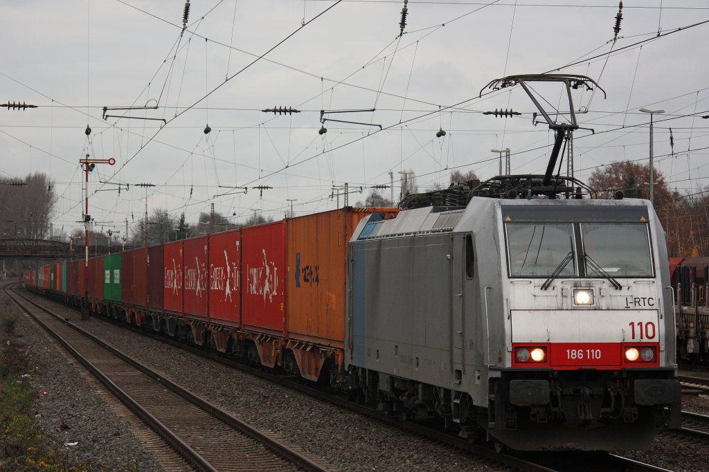 Railpool/RTB 186 110 am 29.11.12 mit einem Containerzug bei der Durchfahrt durch Dsseldorf-Rath.
Gru an den Tf!