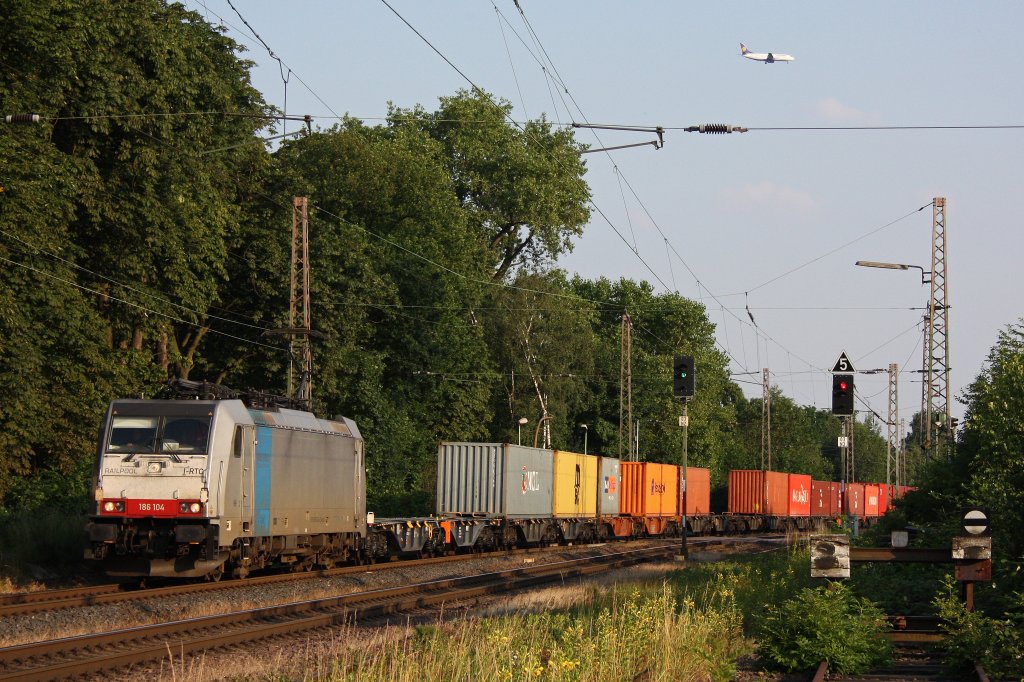 Railpool/RTB Cargo 186 104 am 26.6.12 mit einem Containerzug in Ratingen-Lintorf.