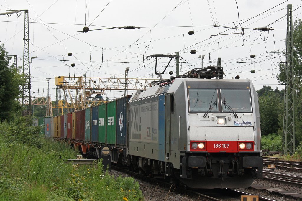 Railpool/RTB Cargo  R2X  am 6.7.12 mit einem Containerzug in Duisburg-Entenfang.
Gru an den Tf!