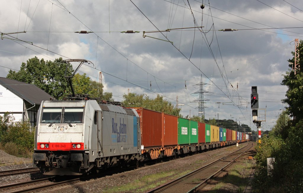 Railpool/RTB E186 240 am 22.9.12 mit einem Containerzug bei der Durchfahrt durch Ratingen-Lintorf.