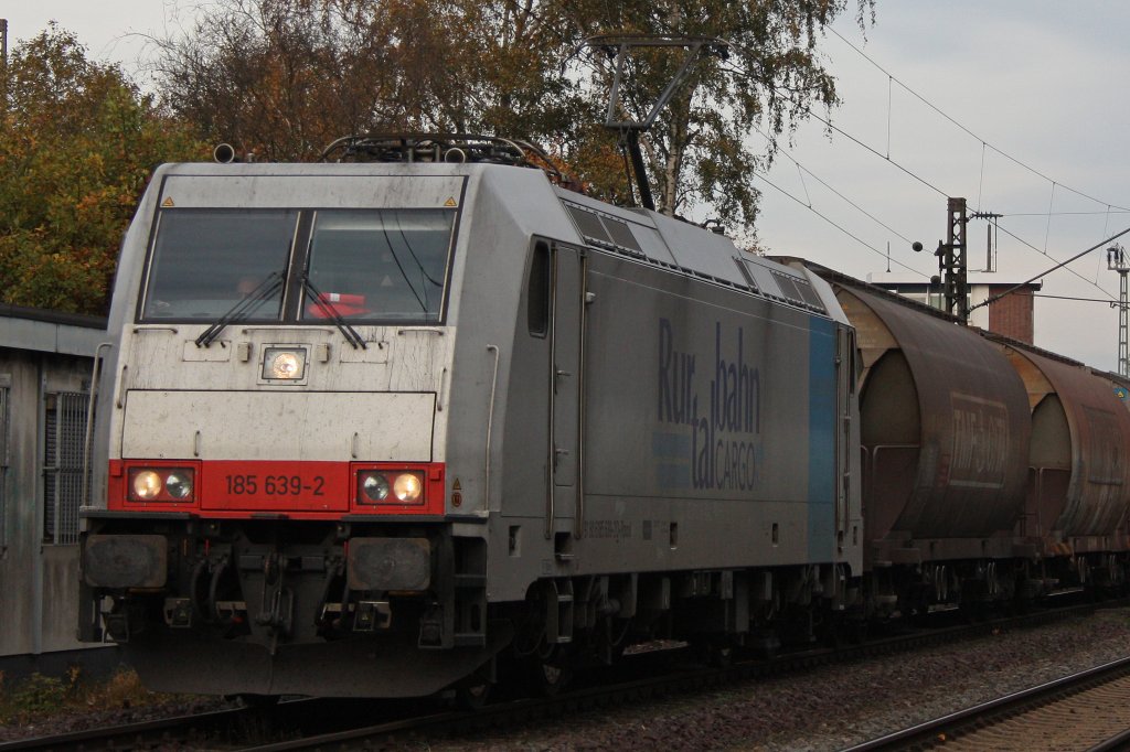 Railpool/Rurtalbahn Cargo 185 639 am 5.11.11 mit einem Getreidezug zwischen Duisburg-Entenfang und Duisburg-Bissingheim.