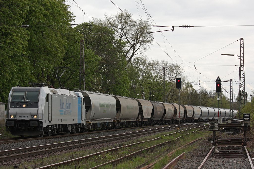 Railpool/Rurtalbahn Cargo 185 684 am 23.4.12 mit einen Getreidezug nach Emmerich bei der Durchfahrt durch Ratingen-Lintorf.