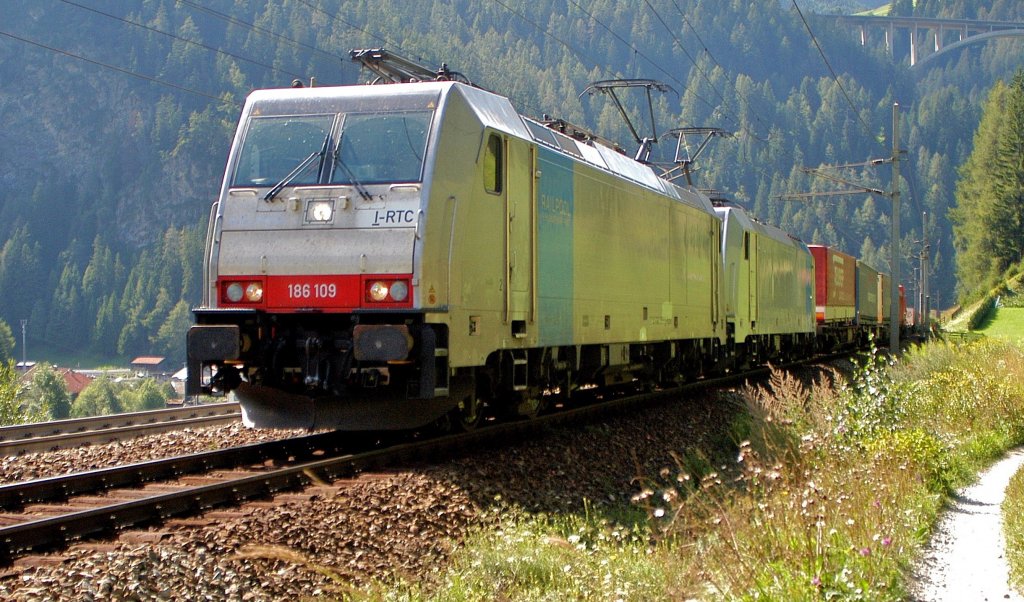 Railpoool 186 109 und 186 XXX, vermietet an Lokomotion, schleppen am 26.08.10 in St. Jodok einen KLV-Zug zum Brenner hinauf.