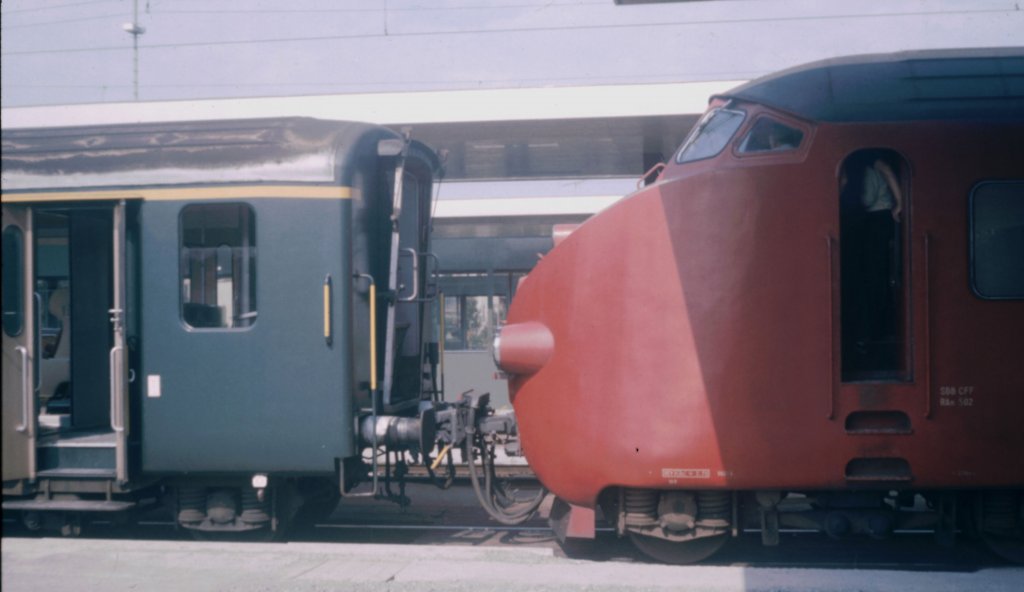 RAm TEE I 502 mit beigestellten EW I-A. Die Sonderfahrt durch den noch nicht erffeneten Heitersbergtunnel war derart beliebt, dass das Platzangebot im TEE nicht ausreichte.