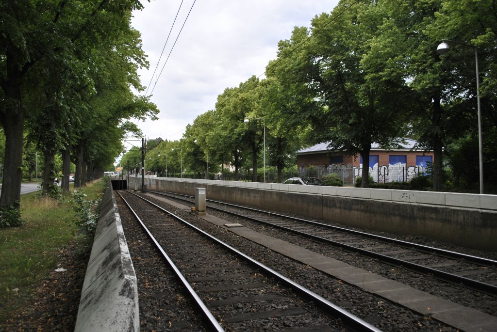 Rampe der Stadtbahn Hannover, in der Hildesheimer Strae in Hannover. Hier fahren die Linien 1, 2, 8 und die Messelinie 18 in den Tunnel. Foto vom 13.06.2011.