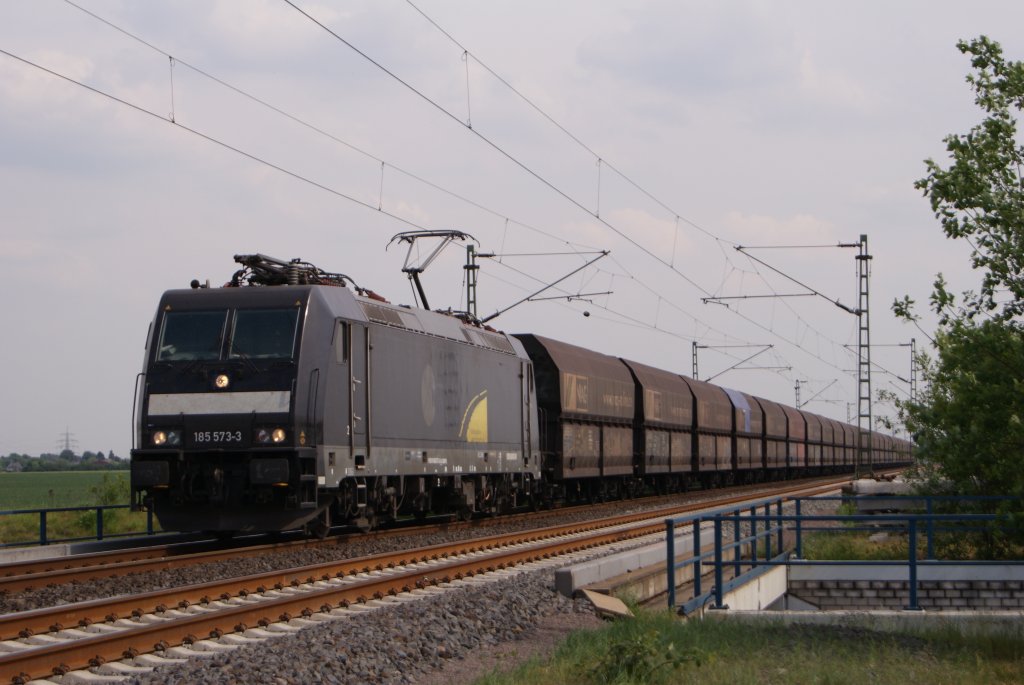 RAN 185 573-3 (i.A. fr NIAG) mit einem Kohlezug nach Moers in Neuss-Allerheiligen am 11.05.2011