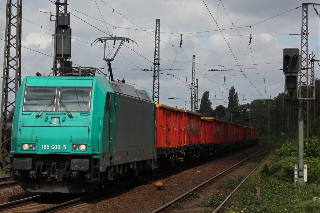 RAN Mietlok 185 609 am 9.8.11 mit einem Gterzug bei der Durchfahrt durch Duisburg-Bissingheim.