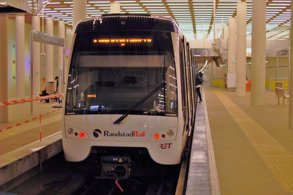 Randstadrail/RET linie E wartet hier in das neue Endstation von Rotterdam CS.