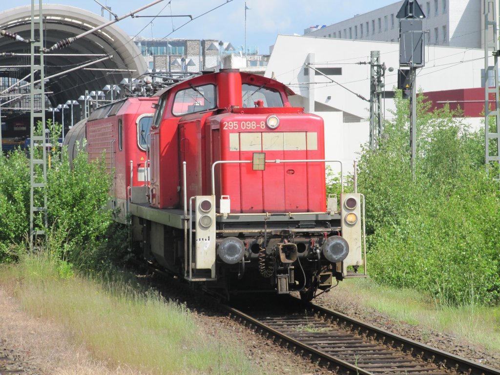 Rangierarbeiten mit 295 098-8 im Bahnhof Kiel am 09.06.2011
