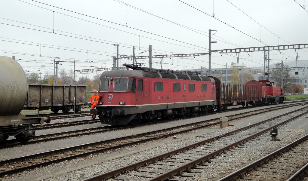 Rangierarbeiten in Yverdon: Am 14.11.11 schiebt die Am 841 011-0 neben einem Roos die Re 6/6 11652  Kerzers  in Position.