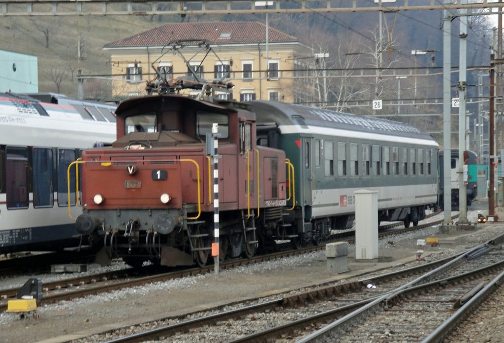 Rangierdienst Bellinzona: Die Ee 3/3 16447 rangiert am 12.03.2010 mit einem Bpm 51.