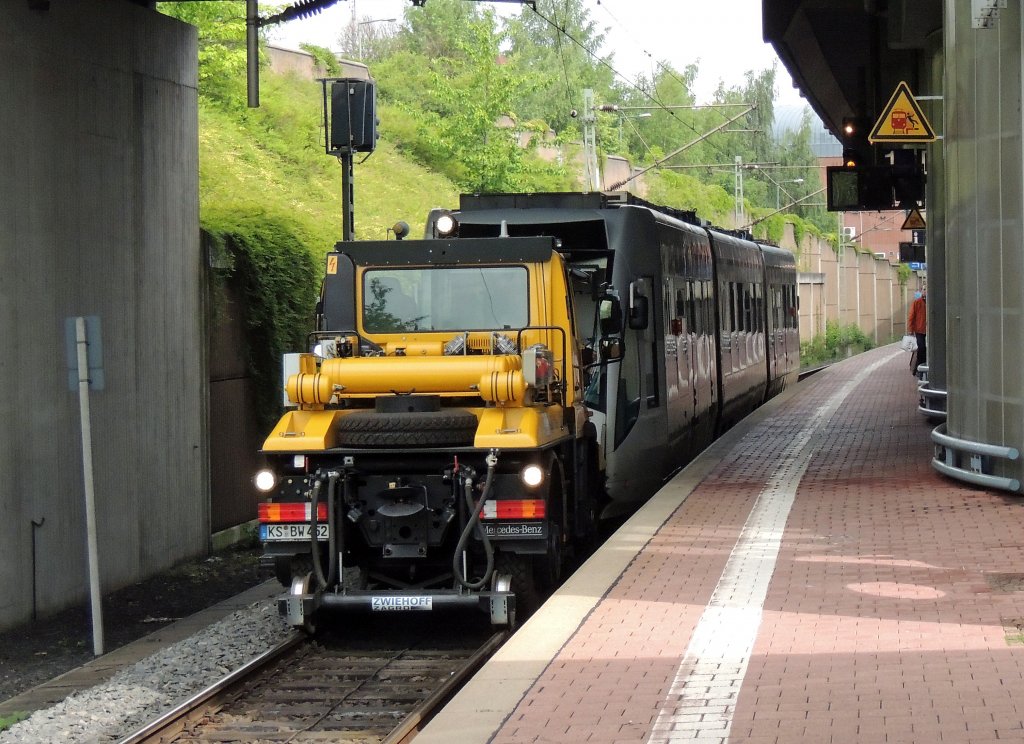 Rangierdiesel der HLB (Basisfahrzeug Mercedes Unimog U400) schleppte gestern eine Regiotram aus dem Bahnhof Kassel-Wilhelmshhe, sieht man auch nicht alle Tage (4.7.2013).