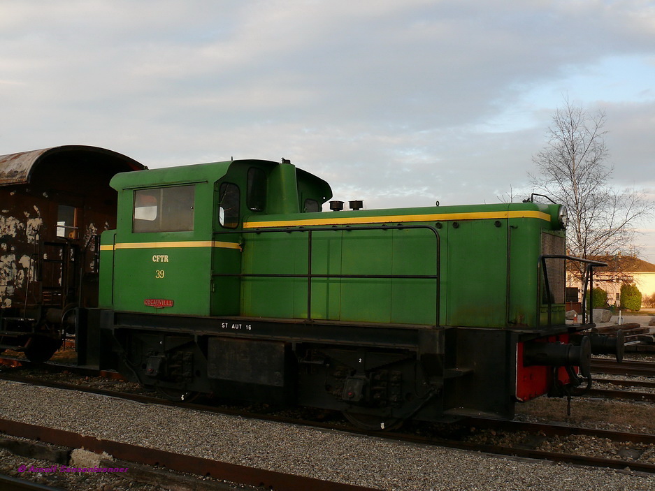 Rangierdieselloktrilogie bei der CFTR (Chemin de Fer Touristique du Rhin) in Volgelsheim.
Franz�sische Variante:
Fabriqu�e en France:
Lok 39 ist eine von Decauville in Corbeil-Essonnes 1963 gebaute Rangierlokomotive des Typs TE2001.
Die ehemalige Werkslok der Chemiefabrik Rh�ne-Poulenc in Chalamp� im Elsa� ist mit ihrer H�chstgeschwindigkeit von 15km/h und ihrem Motork�hlsystem allerdings nicht f�r Streckeneins�tze geeignet und wird nur im Depot eingesetzt.
14.09.2009
