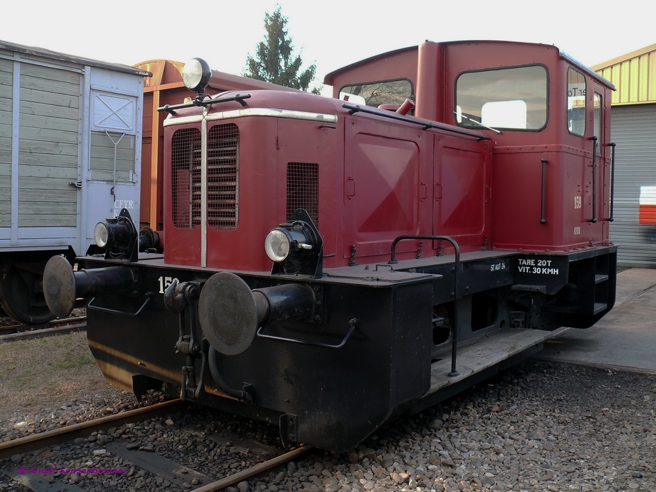 Rangierdieselloktrilogie bei der CFTR (Chemin de Fer Touristique du Rhin) in Volgelsheim.
Westdeutsche Variante:
Fabrique en Allemagne de´l Ouest:
Lok 159 ist eine von Deutz in Kln gebaute dieselhydraulische Rangierlokomotive des Typs A8L614R.
Sie wurde 1959 unter der Fabriknummer 56946 gebaut.
Vor ihrem Einsatz bei der CFTA im Elsa war sie als Werkslok bei der Firma Schpflin Haagen in Lrrach im Einsatz.
Sie wird auch im Streckeneinsatz genutzt.
14.09.2009
