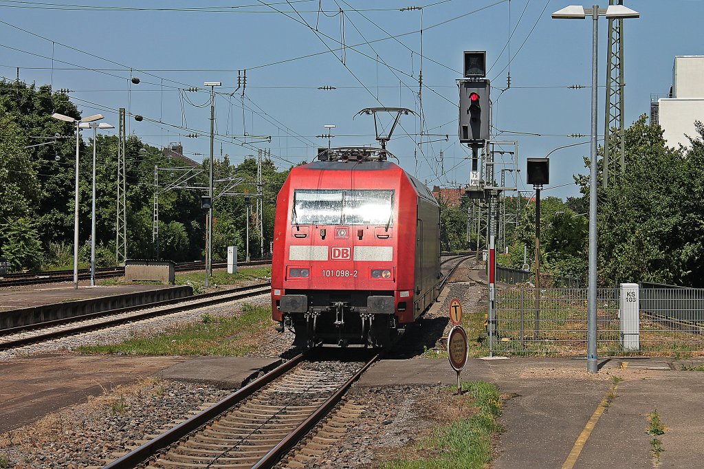 Rangierfahrt der 101 098-2 in Freiburg (Brsg) Hbf von Gleis 2 auf Gleis 1. Die Lok kam aus Karlsruhe, um den EuroCity 8 mit defekter 101 119-6 nach Hamburg-Altona zuschleppen. (12.07.2013)