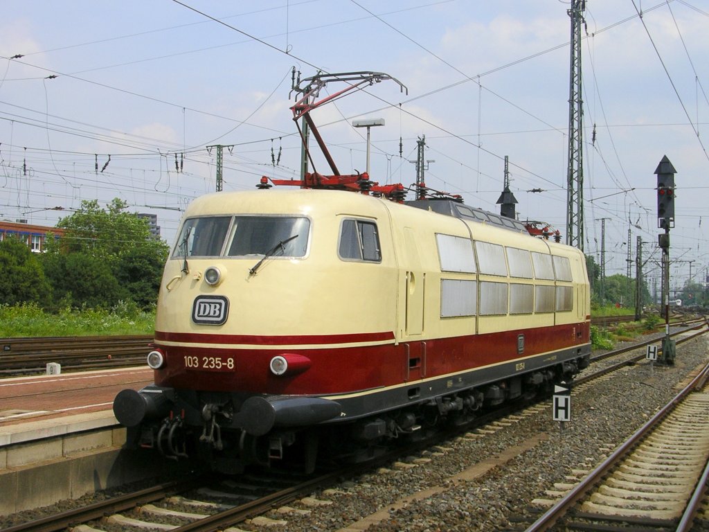 Rangierfahrt der 103 235-8 im Dortmunder Hbf.,diese kam an diesem Tag mit 3 TEE-Wagen. (21.05.2009)