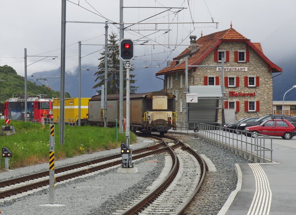 Rangierfahrt von Ge 4/4 II 615 „Klosters“ im Endbahnhof Scuol-Tarasp - die zuvor vom zweiten Gleis gezogenen Gterwagen werden auf das erste Gleis an die Wagen des RegioExpress geschoben (30.05.2013).