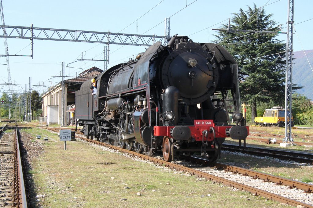 Rangierfahrt der  Mikado  Dampflok 141.R.568(Baldwin,Philadelphia 1945)ex.SNCF
in Luino/It am 21.10.12 