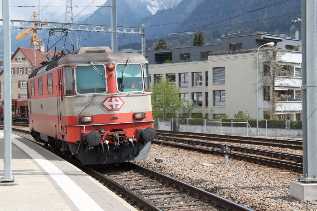 Rangierfahrt der Re 4/4 II 11108,noch im Swiss Express Look,am 17.04.12 in Chur.
Mit der Re 4/4 II 11109 sind es die beiden letzten Loks in dieser Farbgebung.
