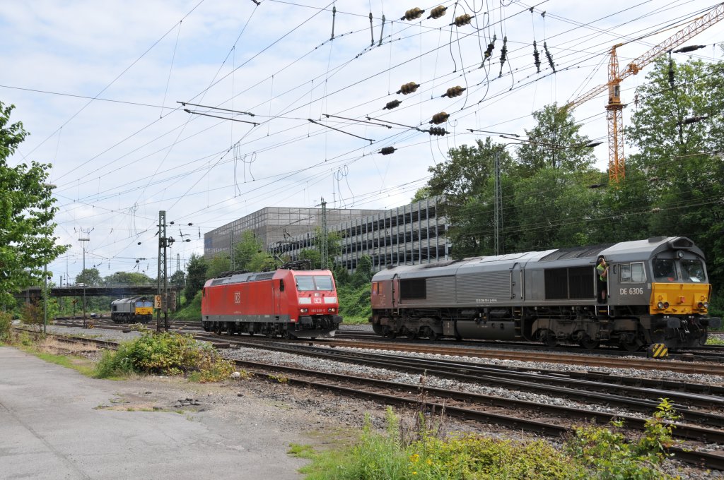 Rangierhochbetrieb in Aachen-West : die beiden Crossrail-Class66 DE6306 und DE6302, sowie 185 039-5 sind bereit, um ihre Zge zu bernehmen. Aufgenommen am 02/07/2011.