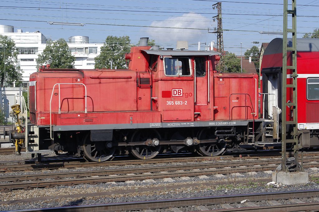 Rangierlok 365 683-2 mit leeren Doppelstockwagen rangierend in Ulm Hbf.
09. August 2010