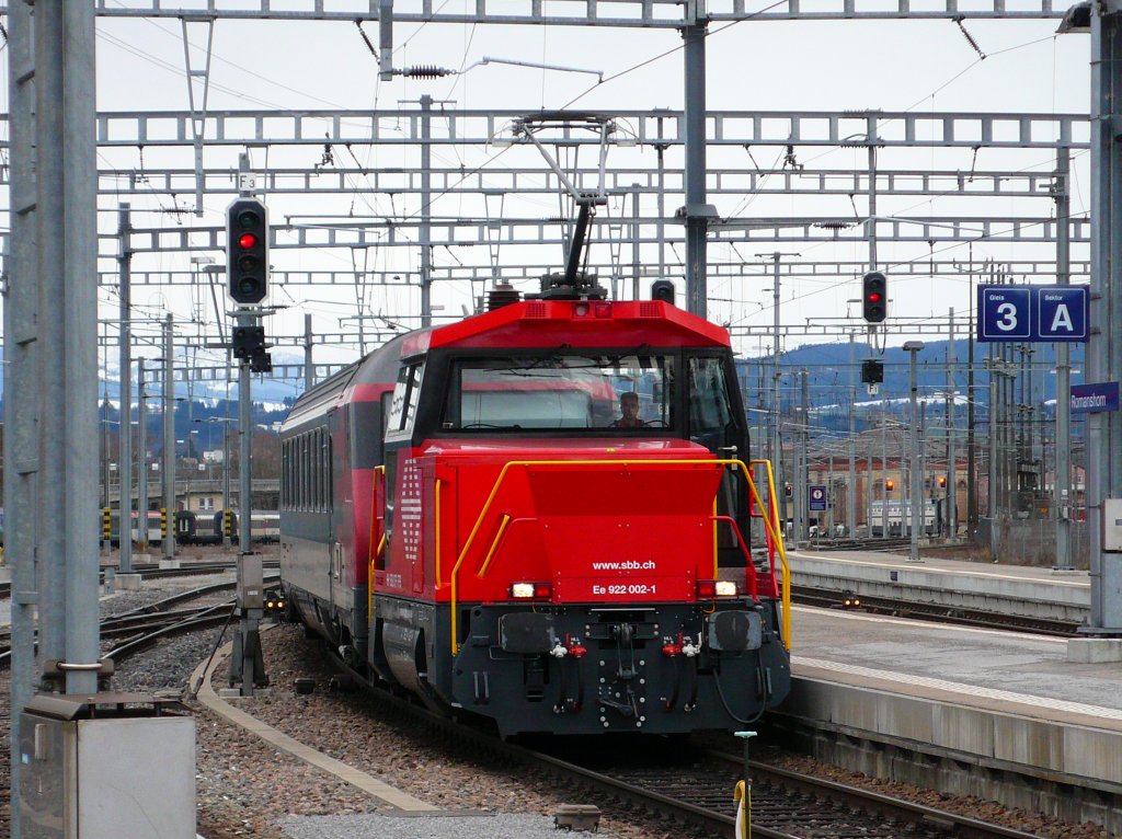 Rangierlok Ee 922 002-1 mit ein Zusatzmodul fr IC 2000 bei der Einfahrt
in Romanshorn am 28.02.2010