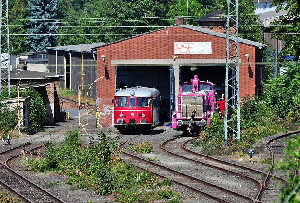 Rangierlok und MAN-Schienenbus VT 25 der RSE vor dem Lokschuppen in Bonn-Beuel - 23.08.2012