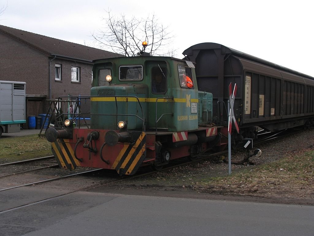 Rangierlok Schma 2434, CFL-150 DBR (Klasmann-Deilmann GmbH) rangiert mit einem Gterzug in Sedelsberg am 19-3-2010.