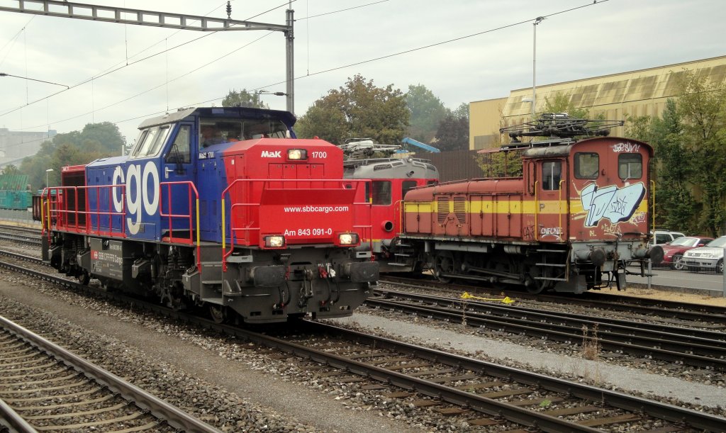 Rangierloks - frher und heute: Am 01.09.11 begegnet die Am 843 091-0 der ehemaligen Post-Rangierlok Ee 3/3 PTT 7 in Kaiseraugst.