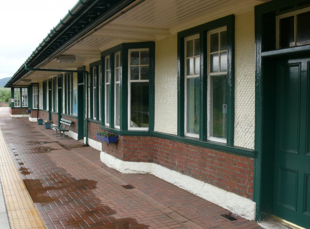 Rannoch Station/Scotland am 19.07.2009 (Scotrail), Empfangsgebude in dem nur zeitweise ein 'Tea-Room' geffnet hat.