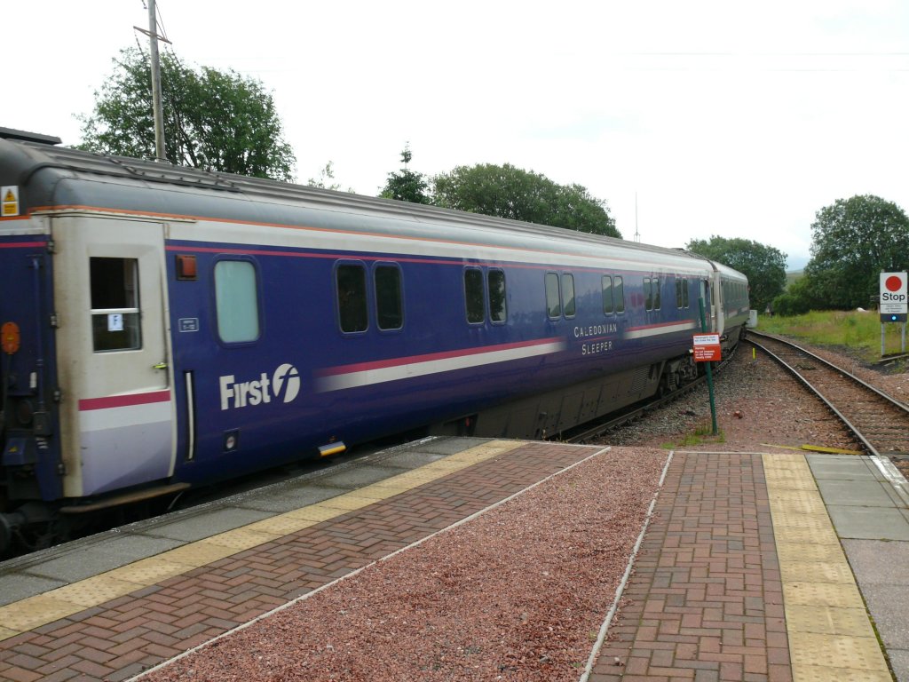 Rannoch Station/Scotland am 21.07.2009 (Scotrail), Schlafwagenzug aus London mit Ziel Fort William fhrt ein