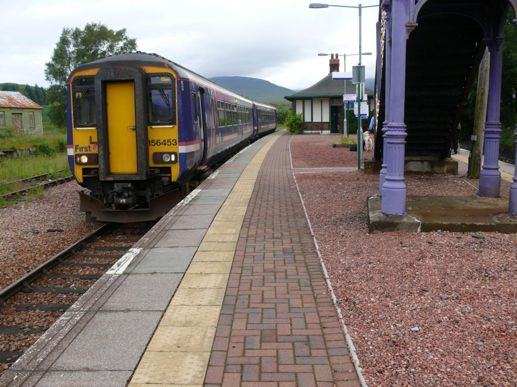 Rannoch Station/Scotland am 21.07.2009, Triebwagen  156453 von Fort William nach Glasgow