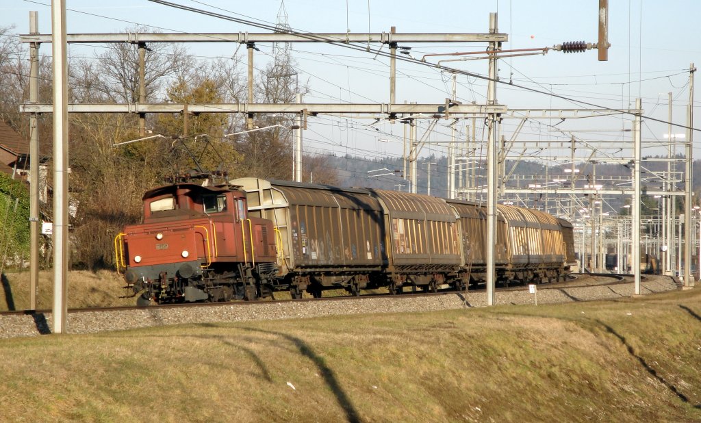 Raritt mit Glanz - Dieselausfall macht's mglich: Am 08.02.11 verlsst die Ee 3/3 16445 den RB Dniken in Richtung Olten mit 6 Gterwagen. Da die Expresszge von SBB Cargo eine hohe Prioritt haben, war es nach dem Ausfall einer Dieselrangierlok Am 843 unvorstellbar, den Zug ausfallen zu lassen. Somit kam es so weit, dass eine 40 km/h schnelle Ee 3/3 auf eine Abenteuerreise ging, wo sie von 100 km/h schnelleren Zgen berholt wurde. 