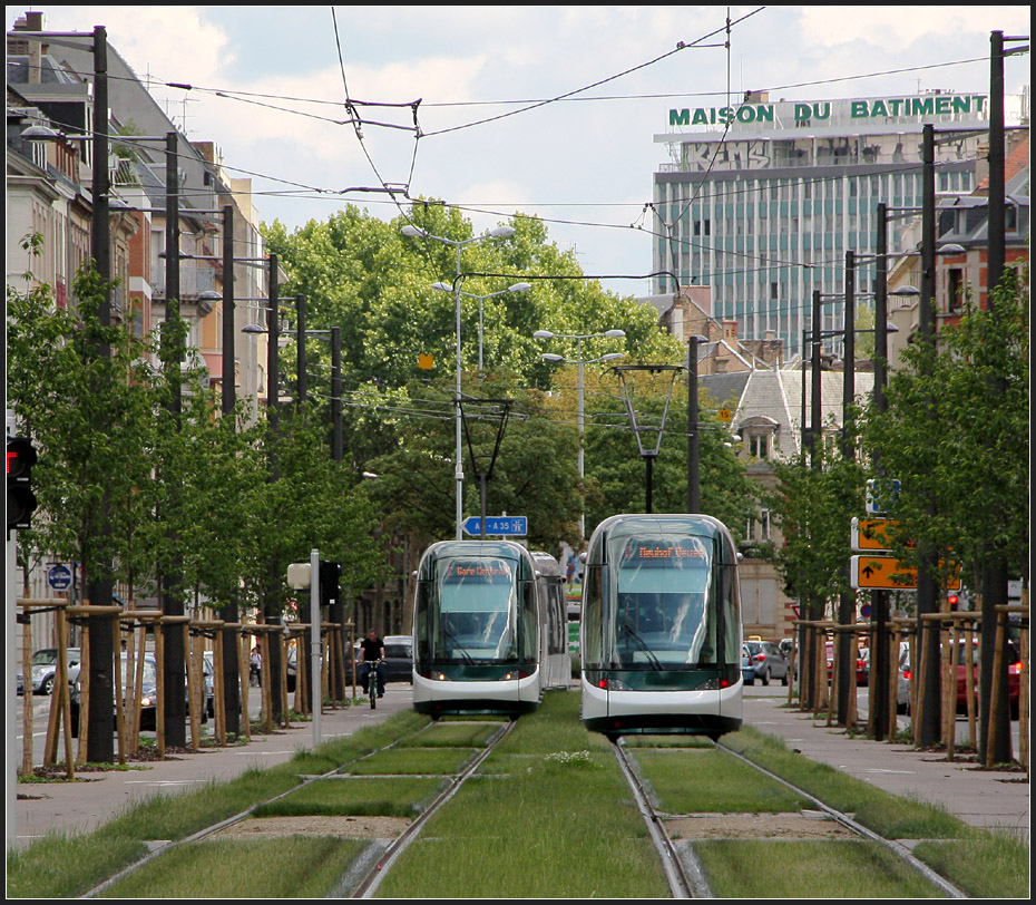 Rasengleise - 

Neue Straßenbahntrasse im Bd. du Président Wilson beim Gare Centrale. In Straßburg wird beim Straßenbahnbau immer der gesamte Straßenzug neu gestaltet. Interessant ist hier die Führung der Radweg neben den Gleisen auf dem Mittelstreifen der Bahn. (Die Gleise biegen vor uns zum Gare Centrale ab, wir stehen also nicht im Gleisbereich.) 

11.06.2011 (M)