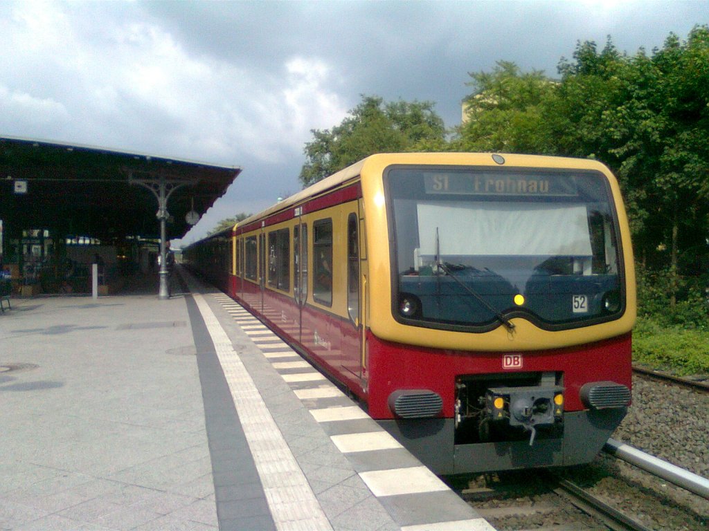Rathaus Steglitz (Wannseebahn S1), Bahnsteig mit S 1 nach Frohnau (13.06.2012)