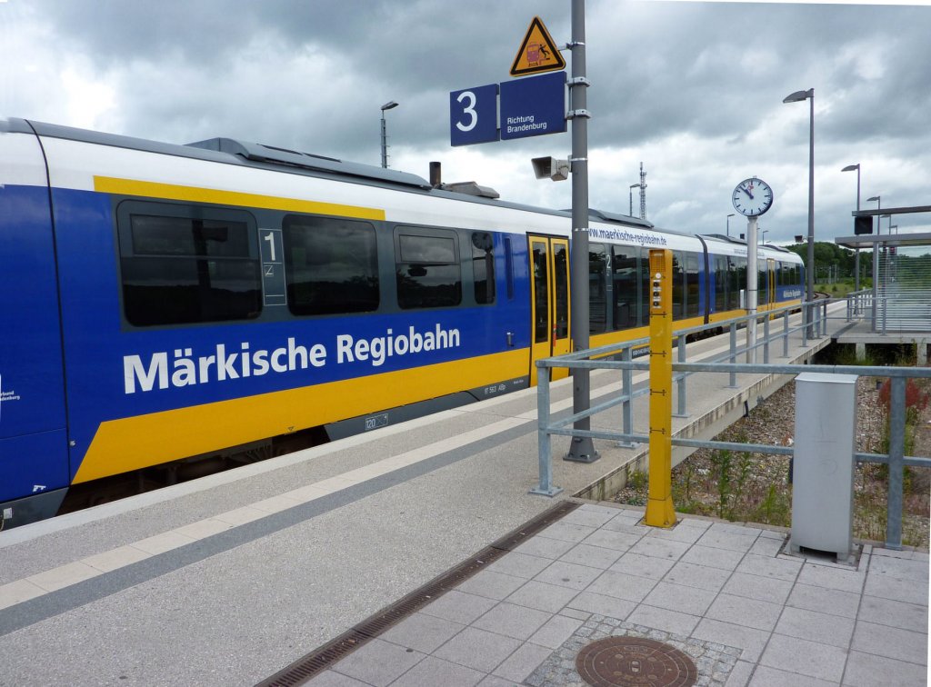 Rathenow, Bahnsteig der Brandenburgischen Stdtebahn (KBS 209.51), MR 51 nach Brandenburg/Havel (19.06.2010)