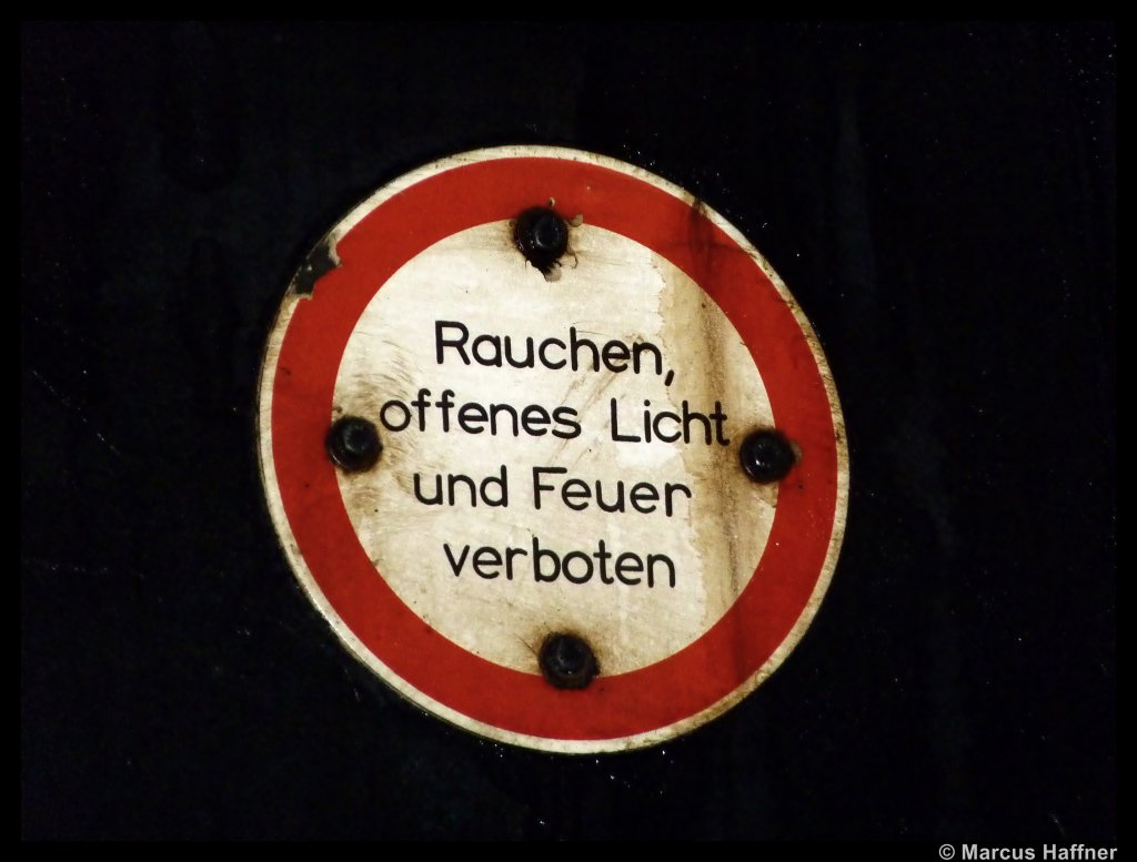  Rauchen, offenes Licht und Feuer verboten  - Dieses Schild trgt die lgefeuerte 41 018 am Tender.
Aufnahmedatum: 1. Mai 2010