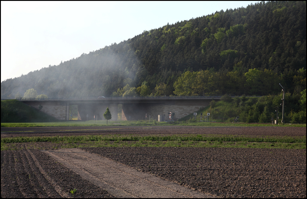 Rauchschwaden ziehen durch das flache Tal bei Harsdorf. (22.05.2010)