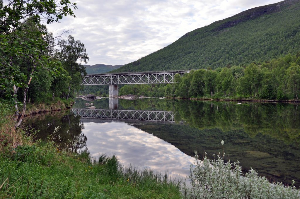 Raufjellfossen bru. Brcke der Nordlandsbahn ca. 12 km hinter der Ortschaft Dunderland und ca. 14 km vor dem Polarkreis, bei einem Zwischenstopp auf der Fahrt nach Narvik, zur Erzbahn der LKAB. Aufgenommen am 03.07.2010.